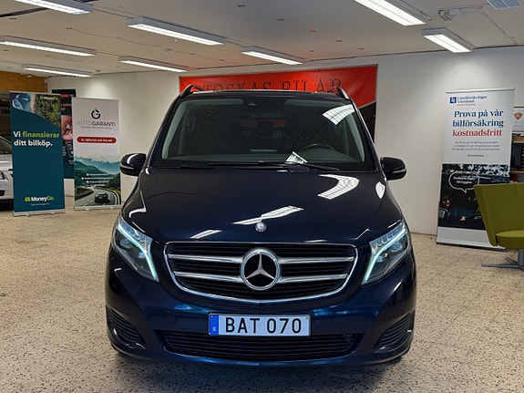 Mercedes-Benz V250 2 of 5