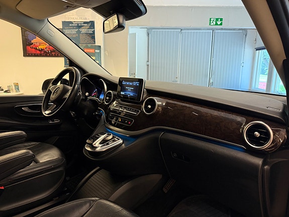 Mercedes-Benz V250 22 of 27