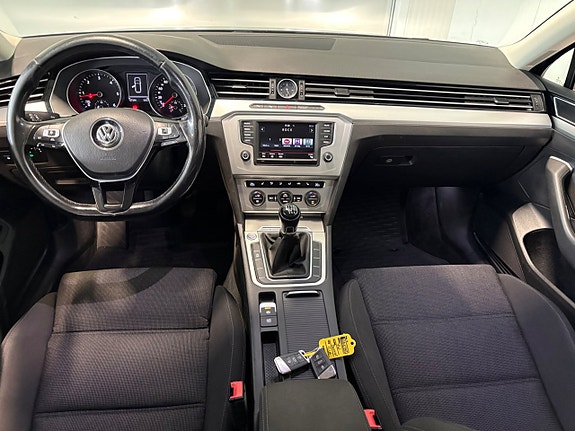 Volkswagen Passat 10 of 16
