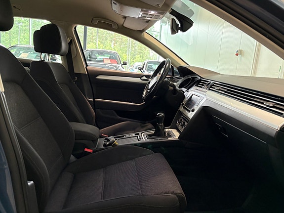Volkswagen Passat 12 of 16
