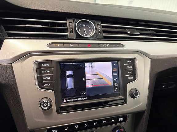 Volkswagen Passat 13 of 16