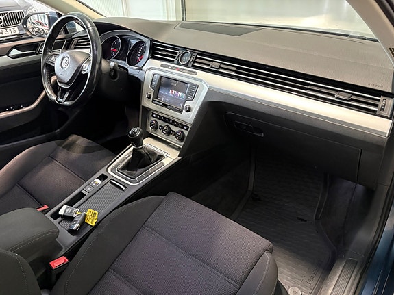 Volkswagen Passat 11 of 16