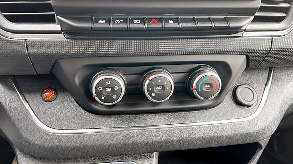 Renault Trafic 12 of 12