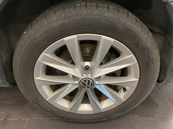 Volkswagen Passat Alltrack 18 of 25