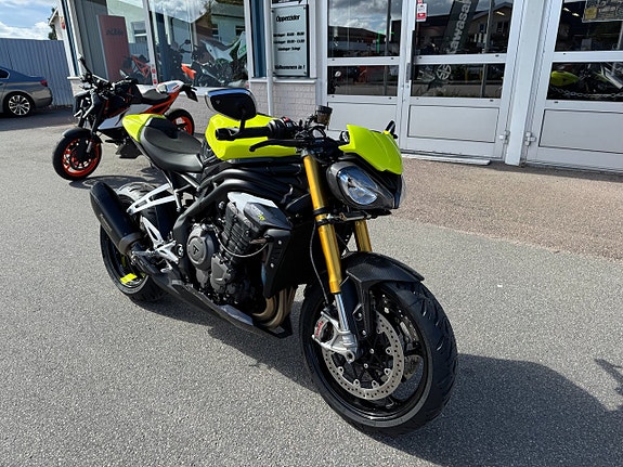 Triumph Speed Triple 1200 RX 2 of 8