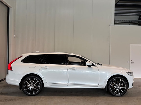 Volvo V90 Cross Country 2 of 25