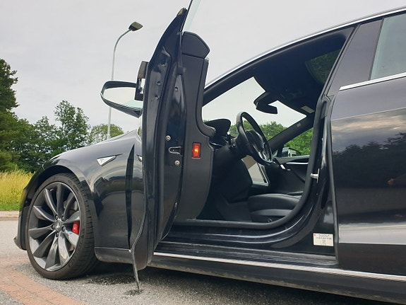 Tesla Model S 2 of 30