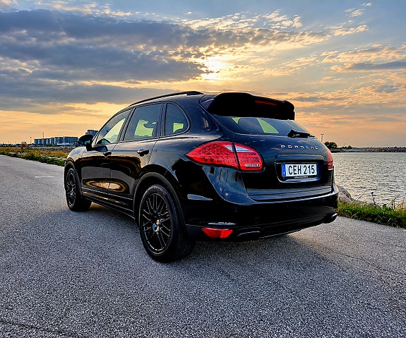 Porsche Cayenne 4 of 18