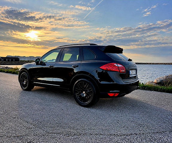 Porsche Cayenne 2 of 18