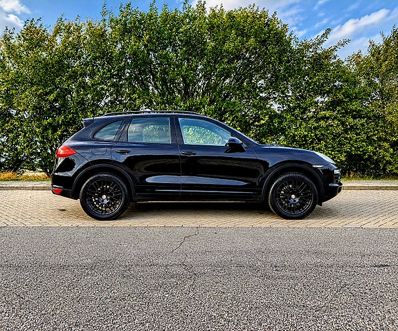 Porsche Cayenne 13 of 18