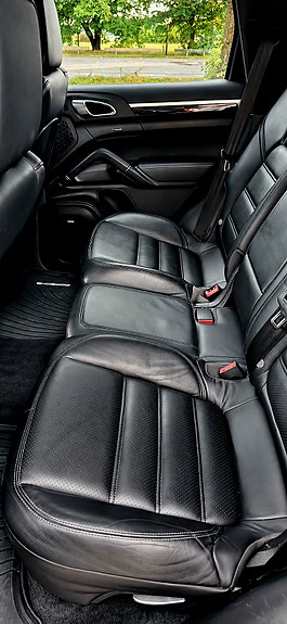 Porsche Cayenne 14 of 18