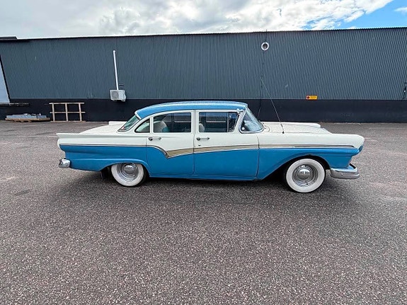 Ford Custom 2 of 5