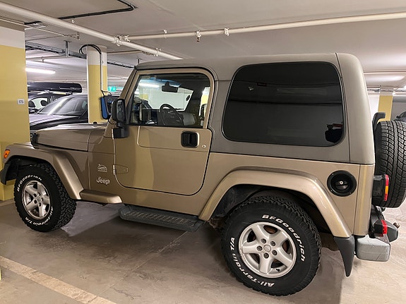 Jeep Wrangler 3 of 5