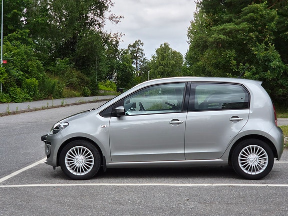Volkswagen UP! 2 of 5