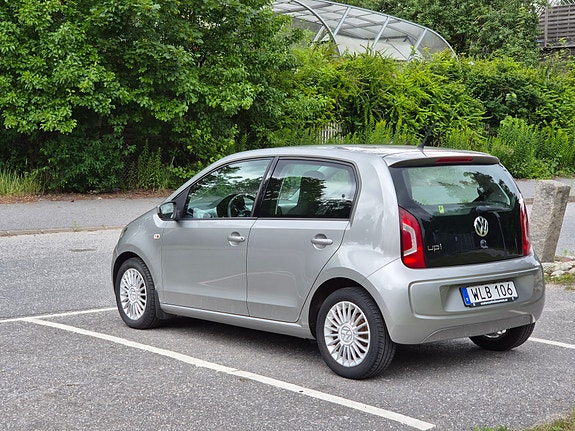 Volkswagen UP! 3 of 5