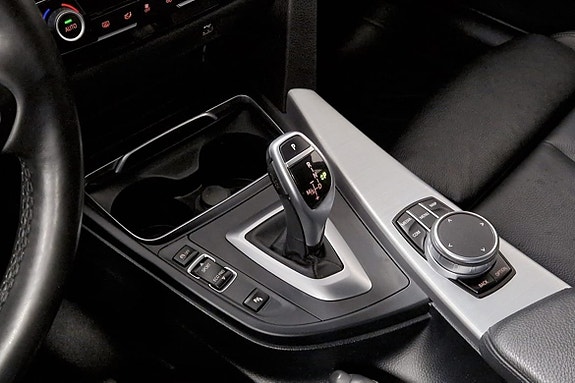BMW 320i 14 of 16