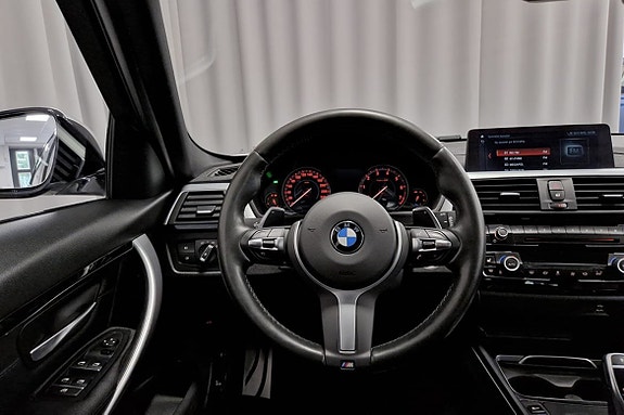 BMW 320i 9 of 16