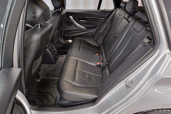 BMW 320i 15 of 16