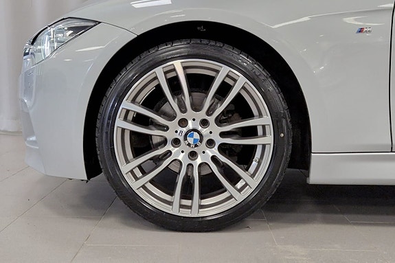 BMW 320i 3 of 5