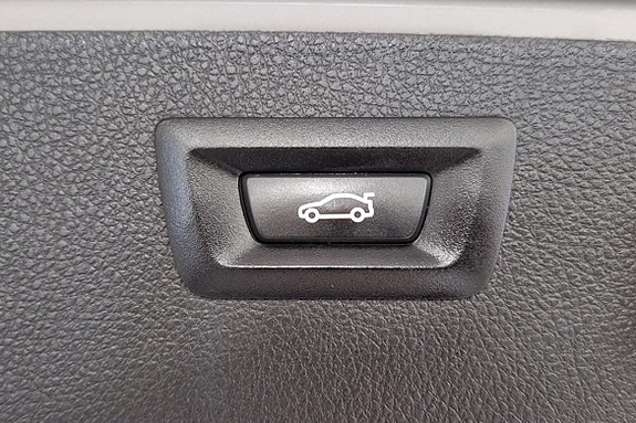 BMW 320i 7 of 16