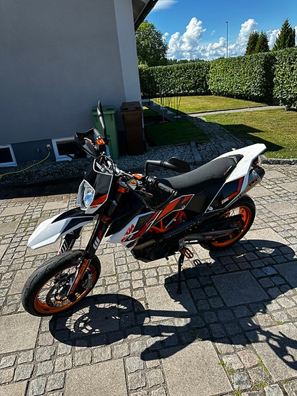 KTM 690 SMC R 2 of 5