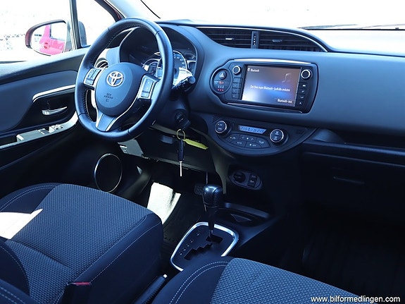Toyota Yaris 7 of 17