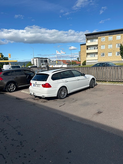 BMW 318d 2 of 5