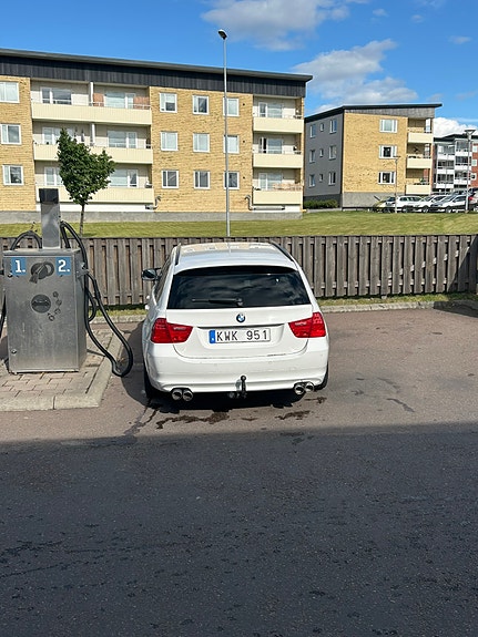 BMW 318d 3 of 5