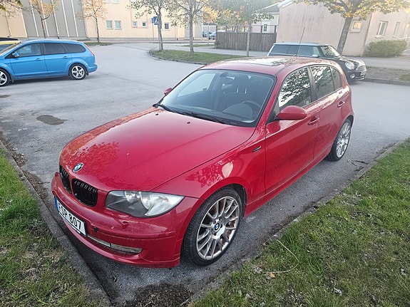 BMW 118i 2 of 5