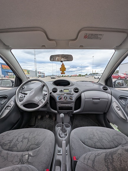 Toyota Yaris 10 of 12