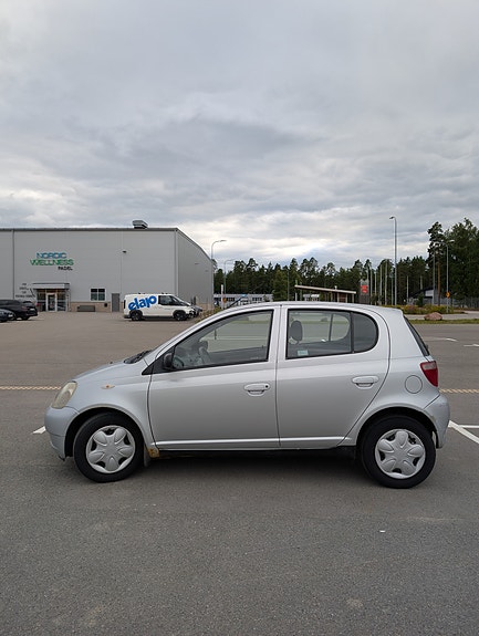 Toyota Yaris 8 of 12