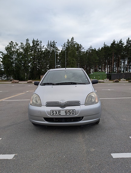 Toyota Yaris 2 of 5