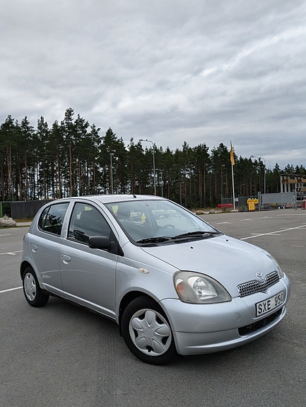 Toyota Yaris 3 of 5