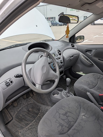 Toyota Yaris 11 of 12
