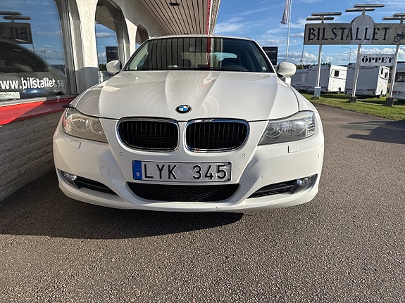 BMW 318i 12 of 16