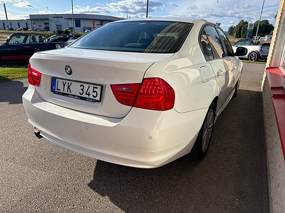 BMW 318i 14 of 16