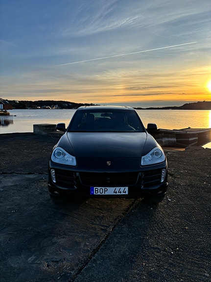 Porsche Cayenne S 2 of 8