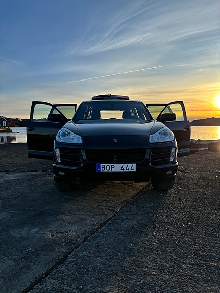 Porsche Cayenne S 3 of 8