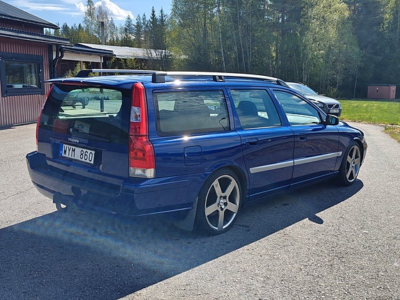 Volvo V70 3 of 4