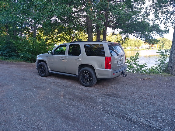 Chevrolet Tahoe 2 of 3