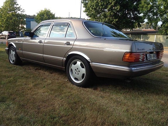 Mercedes-Benz 300 SE 2 of 5