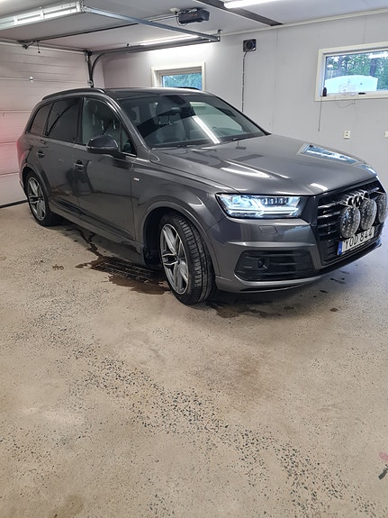 Audi Q7 2 of 3