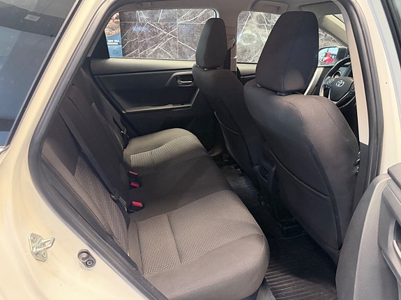 Toyota Auris 13 of 18