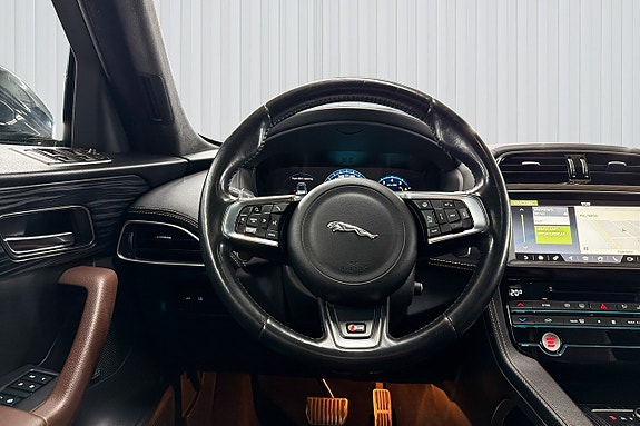 Jaguar F-PACE 10 of 22