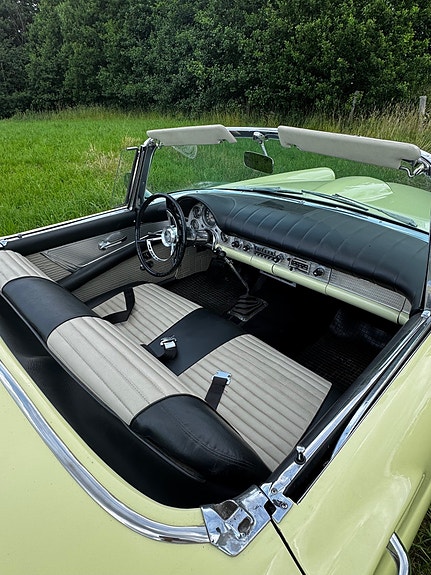 Ford Thunderbird 10 of 13