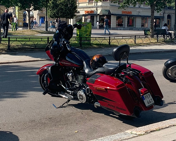 Harley-Davidson Street Glide CVO 2 of 4