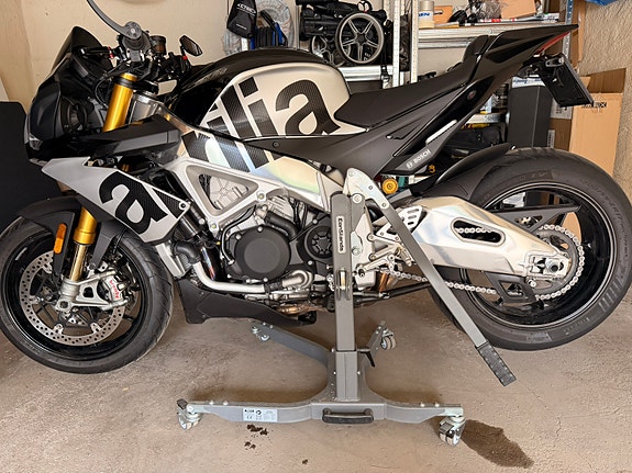 Aprilia Tuono V4 1100 4 of 5