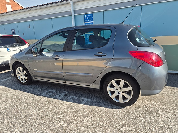 Peugeot 308 2 of 4