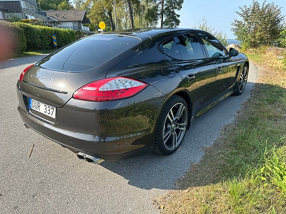 Porsche Panamera 4S 4 of 5