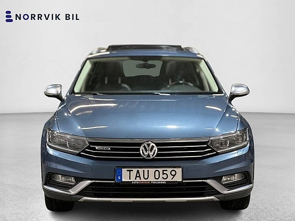 Volkswagen Passat Alltrack 2 of 5
